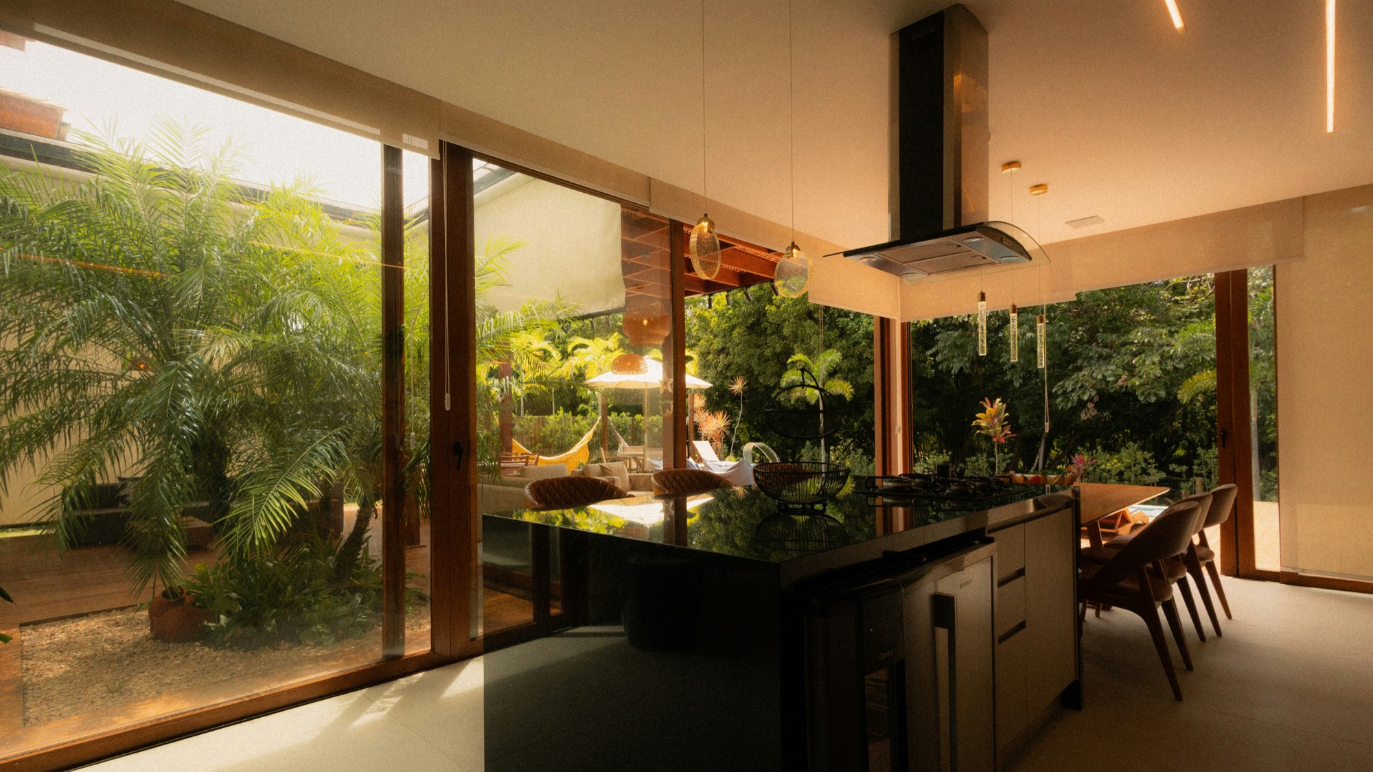 Intérieur d'une villa de luxe ouverte sur un jardin